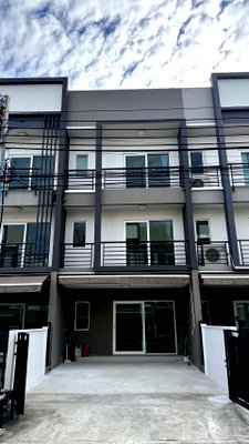 Townhouses for sale : 3-storey townhouse, Baan Klang Muang Suanluang, ready to move in