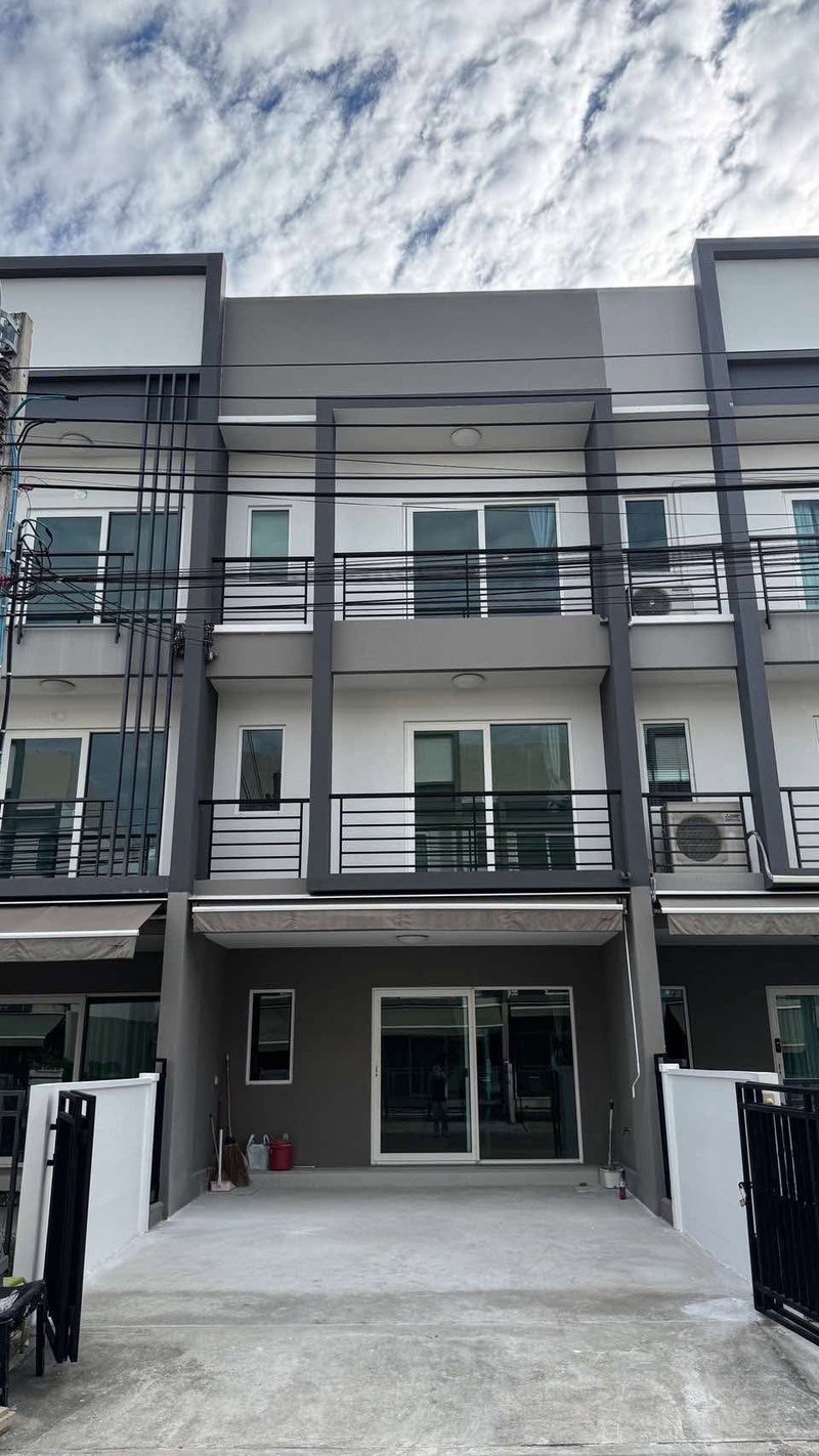 ขายทาวน์โฮม : ทาวน์โฮม 3 ชั้น บ้านกลางเมือง สวนหลวง Baan Klang Muang Suanluang พร้อมอยู่