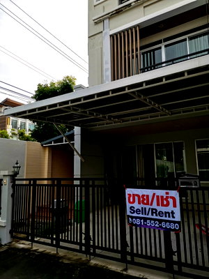 ขายทาวน์โฮม : ประกาศขาย ทาวน์เฮ้าส์ 3 ชั้น ห้องมุม โครงการ Urbanion ศรีนครินทร์