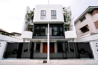ขายบ้านเดี่ยว : ขายบ้านเดี่ยว ใจกลางสุขุมวิท ใกล้BTS ปุณณวิถี หลังสุดท้าย มีสระว่ายน้ำ ในตัว