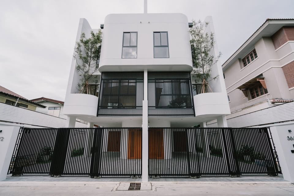 รูป ขายบ้านเดี่ยว ใจกลางสุขุมวิท ใกล้BTS ปุณณวิถี หลังสุดท้าย มีสระว่ายน้ำ ในตัว - รูปที่ 1/7