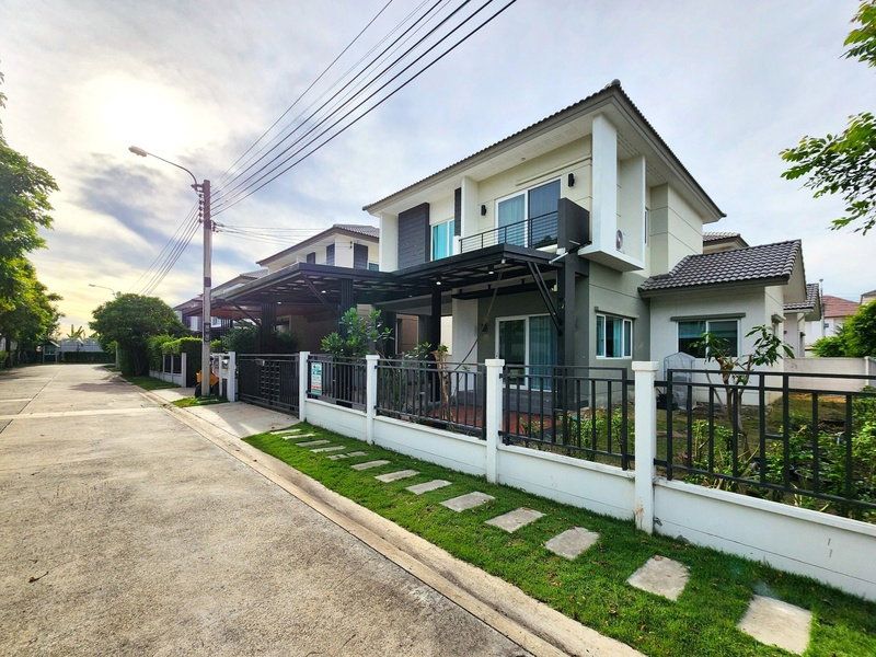 Houses for sale : House for Sale at Centro Rama 9 - Motorway, Near Suvarnabhumi, Great Price