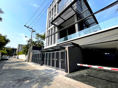 เช่าบ้านเดี่ยว ถนนเพชรบุรี กรุงเทพฯ : LTH12395 – House FOR RENT in Thonglor 25 Size 36.8 SQ.W 362 SQ.M 3 Beds 5 Baths Near BTS Thong Lor Station ONLY 300K/Month