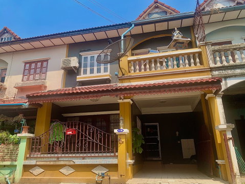 ขายถูกทาวน์เฮาส์ 2 ชั้น พื้นที่ดิน 18 ตรว. โครงการหมู่บ้านอยู่สบาย ใกล้สนามบินสุวรรณภูมิ 30 นาที ใกล้เขตคลองหนึ่ง คลองหลวง ปทุมธานี | #TPI-1957
