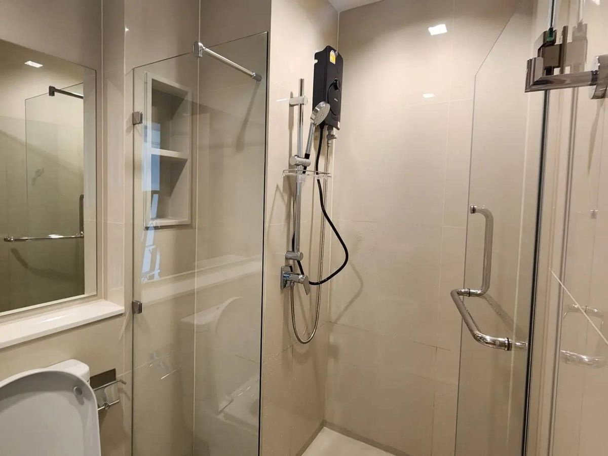 picture Code: KJ4999 for rent Life Sathorn Sierra // Line ID: @kjcondo (with @) // - 7/9