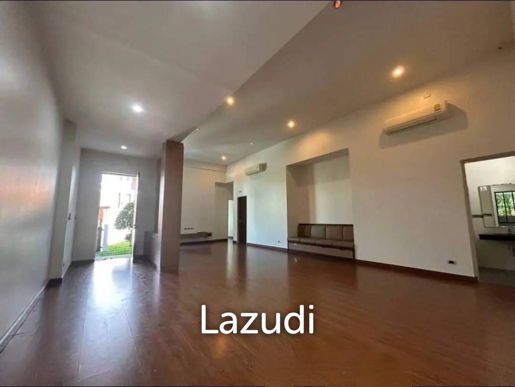 picture Newly Renovated 3-Bedroom House In Ratsada, Phuket - 2/9