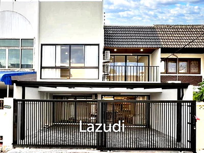 Townhouses for sale Makro Food Service Sukhumvit 71 : 4 Bed 3 Bath 210 SQ.M Townhouse in Ekkamai