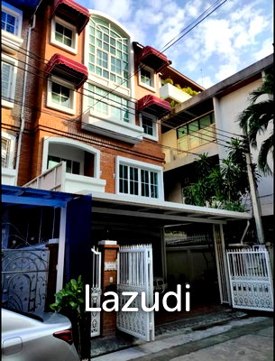 ทาวน์โฮม สวนเบญจกิติ : 4 Bed 4 Bath 575 SQ.M Yen Akard Residence