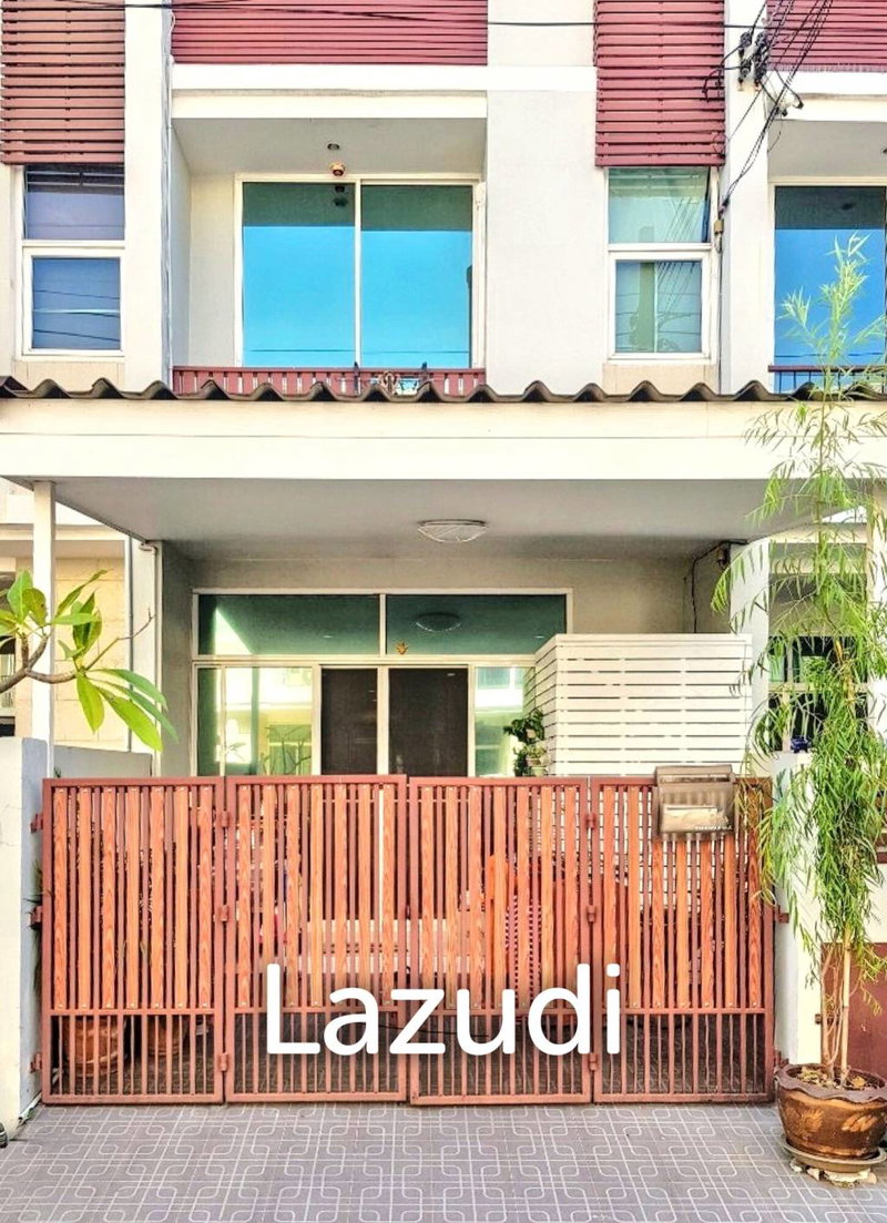 Townhouses for sale : 3 Bed 3 Bath 200 SQ.M Thanapat Haus Sathorn-Narathiwas