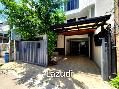 Townhouses for sale One Bangkok : 3 Bed 4 Bath Townhome in Chanta Niwet Village
