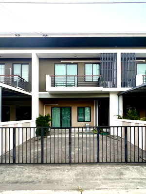 Townhouses for sale Chiang Mai Airport : For sale with tenant,townhouse near Chiang Mai Airport,area 23.5sq m., size 3bedrooms, 2 bathrooms, 2 parking spaces, price 2.8 million baht.