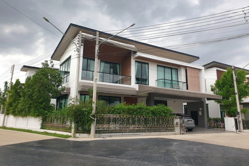 Single house for sale at THE ETERNITY GREENWOOD Rangsit–Wongwaen: A large modern-style home with elegant minimalist design.