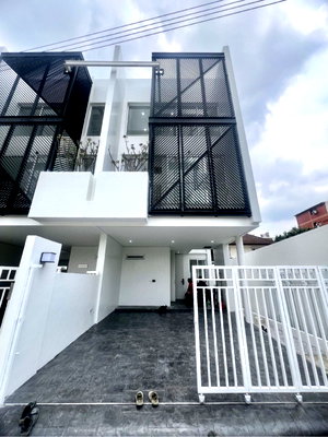 Townhouses for sale Tesco Lotus Extra Rama 4 : LTHC12452 – Townhouse FOR SALE in Onnut Size 28.2 SQ.W 210 SQ.M 3 Beds 3 Baths Near BTS On Nut Station ONLY 9.9 MB