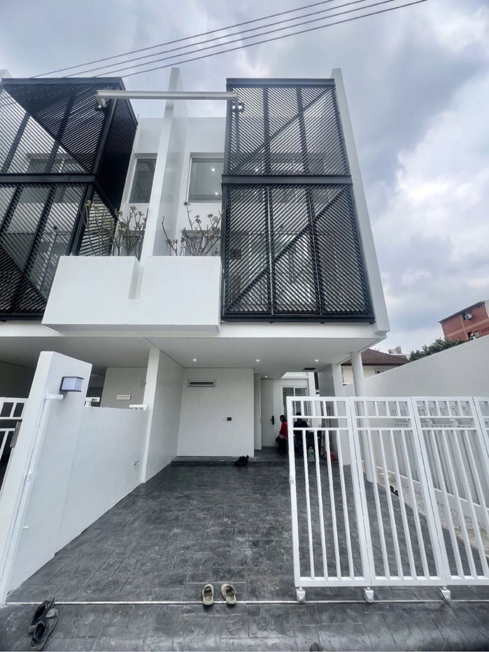 picture LTHC12452 – Townhouse FOR SALE in Onnut Size 28.2 SQ.W 210 SQ.M 3 Beds 3 Baths Near BTS On Nut Station ONLY 9.9 MB - 1/11