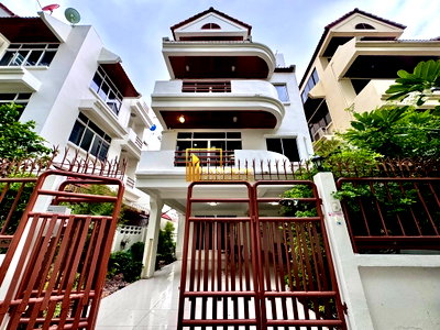 เช่าทาวน์โฮม วัน แบงค็อก   : Superb 5 Bedroom Townhouse For Rent in Phrom Phong - BR8604TH
