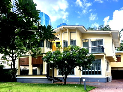 Houses for rent DONKI Mall Thonglor   : Enormous 3 Bedroom House With Private Garden in Asoke - BR7511SH