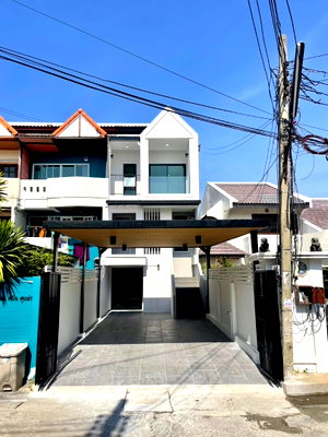 Townhouses for sale : 📣 For sale: 3-storey townhouse, Tiwanon, newly renovated, ready to move in, free transfer 💰 Price 3.99 million 🚇 Near BTS Samakkhi
