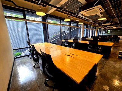 Office for rent : Premium office space for rent in the city center at Suthi Tower on Phetchaburi Road. Fully equipped with comprehensive office services and facilities. 