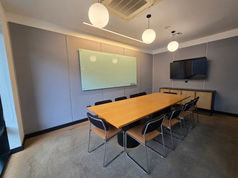 Premium office space for rent in the city center at Suthi Tower on Phetchaburi Road. Fully equipped with comprehensive office services and facilities. 