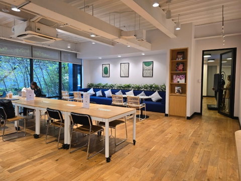 Premium office space for rent in the city center at Suthi Tower on Phetchaburi Road. Fully equipped with comprehensive office services and facilities. 