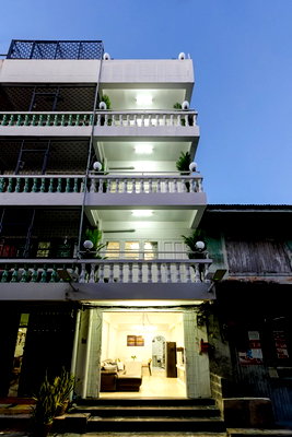 Shophouses for rent วิทยาลัยอาชีวศึกษาเสาวภา : rental Airbnb SamYot MRT 199m Yaowarat 1.1km on CharoenKrung Rd 4-storey commercial building 4bed 4b