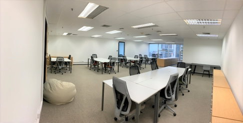 Office space for rent in the heart of Sathorn Empire Tower many facilities, restaurants, cafes, convenience stores, parking.