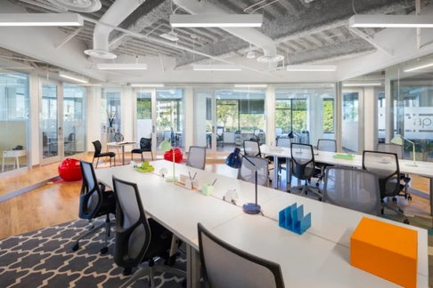 Service office space for rent, decorated in a minimalist style, complete with furniture and office equipment, Phaya Thai area