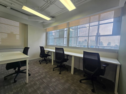 Service office for rent in Soi Thonglor in Somerset Building, modern decoration with office equipment, common area, relaxation corner, full service.