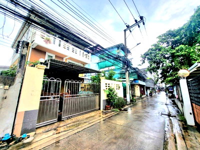 Houses for sale Charoen Krung Road : LTHC12557 – House FOR SALE in Charoen Krung 57 Size 34.6 SQ.W 240 SQ.M 5 Beds 2 Baths Near BTS Surasak Station ONLY 16.9 MB