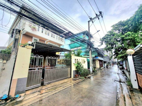 LTHC12557 – House FOR SALE in Charoen Krung 57 Size 34.6 SQ.W 240 SQ.M 5 Beds 2 Baths Near BTS Surasak Station ONLY 16.9 MB