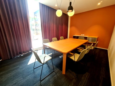 Office for rent : Serviced office for rent in the city center, located in the Ratchathewi area. Fully equipped with office furniture professional working environment.
