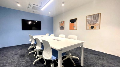Office for rent Srinakharinwirot University Prasanmit Campus : Office space for rent at Muang Thai Phatra Building B, featuring a spacious layout with ample natural light — ideal for a productive work environment.