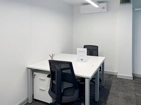 พื้นที่ออฟฟิศ พร้อมcoworking สุดทันสมัยให้เช่า บนอาคารบลูชิพส์ ทองหล่อ ภายในอาคารเป็นล็อบบี้สุดโมเดิร์นซึ่งเปิดทางนำไปสู่ออฟฟิศรูปแบบร่วมสมัย