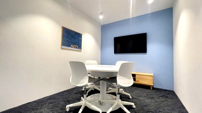 Office for rent Srinakharinwirot University Prasanmit Campus : Office space for rent at Muang Thai Phatra Building B, featuring a spacious layout with ample natural light — ideal for a productive work environment.