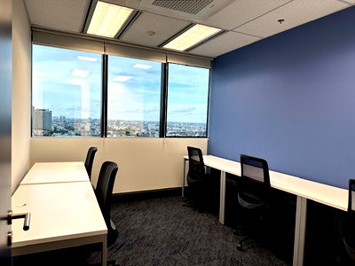 Office for rent Srinakharinwirot University Prasanmit Campus : Office space for rent at Muang Thai Phatra Building B, featuring a spacious layout with ample natural light — ideal for a productive work environment.