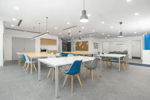 Service office space for rent, decorated in a minimalist style, complete with furniture and office equipment, Phaya Thai area