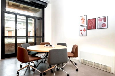 Office for rent Srinakharinwirot University Prasanmit Campus : Office space for rent on the 35th floor of The Ninth Tower A, a striking glass building and one of the two prominent towers in the Huai Khwang area.