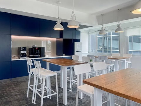 พื้นที่ออฟฟิศ พร้อมcoworking สุดทันสมัยให้เช่า บนอาคารบลูชิพส์ ทองหล่อ ภายในอาคารเป็นล็อบบี้สุดโมเดิร์นซึ่งเปิดทางนำไปสู่ออฟฟิศรูปแบบร่วมสมัย