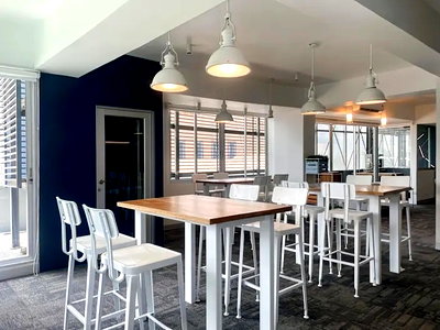 Office for rent : Office for rent with modern coworking space, Blue Chips Thonglor Building. Inside is a modern lobby that opens up to a contemporary office space.