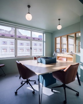 Service office for rent in the heart of Bangkok's business district, decorated in a modern style, fully furnished, meeting all work needs.