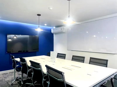 Office for rent Srinakharinwirot University Prasanmit Campus : Office for rent with modern coworking space, Blue Chips Thonglor Building. Inside is a modern lobby that opens up to a contemporary office space.