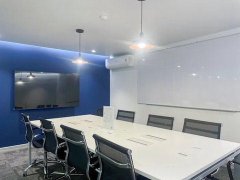 พื้นที่ออฟฟิศ พร้อมcoworking สุดทันสมัยให้เช่า บนอาคารบลูชิพส์ ทองหล่อ ภายในอาคารเป็นล็อบบี้สุดโมเดิร์นซึ่งเปิดทางนำไปสู่ออฟฟิศรูปแบบร่วมสมัย