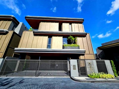 บ้านเดี่ยว ทาวน์ อิน ทาวน์ : LTHC12573 – House FOR SALE at Bugaan Rama 9 Size 73 SQ.W 522 SQ.M 4 Beds 5 Baths Near MRT Rama 9 Station ONLY 95 MB