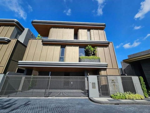 LTHC12573 – House FOR SALE at Bugaan Rama 9 Size 73 SQ.W 522 SQ.M 4 Beds 5 Baths Near MRT Rama 9 Station ONLY 95 MB