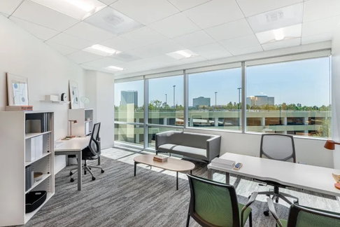 Offices for rent in Bhiraj Tower at Bitec and join multinationals at this prestigious address. With on-site parking and a location next to BTS Bangna