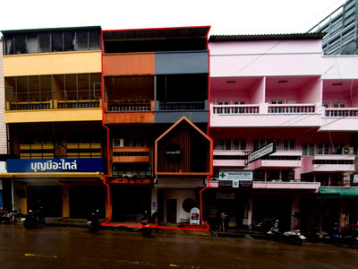 Shophouses for sale Central Si Racha : Commercial Building for Sale Near Somdet Hospital, Jerm Jompol Road, Sriracha, Chonburi