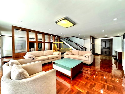 Apartment building for rent Srinakharinwirot University Prasanmit Campus : Expansive 3 Bedroom Duplex Apartment in Phrom Phong - BR20927AP