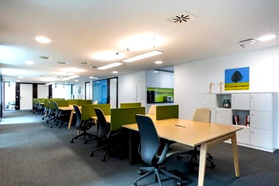 สำนักงานให้เช่า : เซอร์วิสออฟฟิศให้เช่า ที่The Office Plus ในตัวเมืองเชียงใหม่ ย่านใจกลางธุรกิจ ส่วนหน้าอาคารแบบเปิดโล่งที่ให้ทัศนียภาพที่ชัดเจนในพื้นที่ทำงานแบบไดนามิก