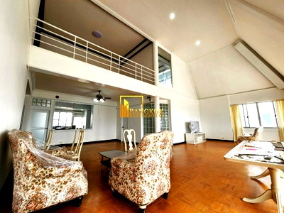 Apartment building for rent Sukumvit 49 : Expansive 3 Bedroom Duplex Penthouse Apartment in Thong Lo - BR20275AP