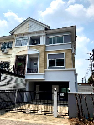 บ้านเดี่ยว ลาดพร้าว 107 : ขายทาวน์โฮม 3 ชั้น หลังมุม ( ถนนเมน ) เนื้อที่ 42.2 ตรว. ถนนโพธิ์แก้ว แขวงคลองจั่น  เขตบางกะปิ จังหวัดกรุงเทพ